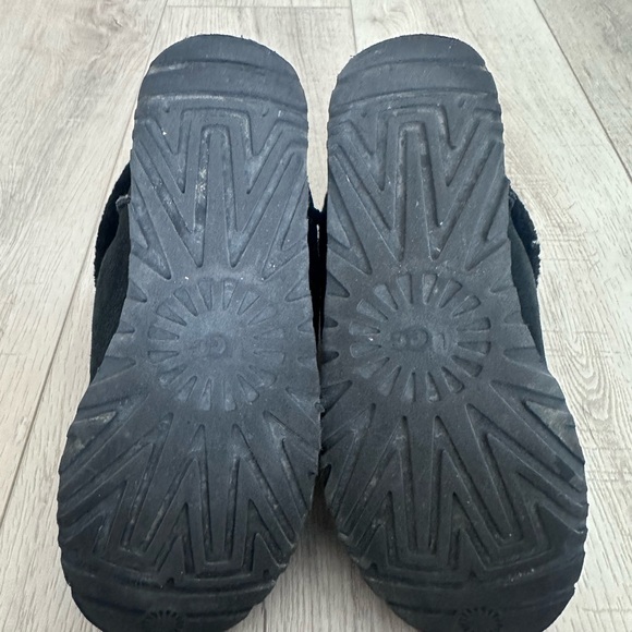 Black Uggs Size 9 - Picture 3 of 4